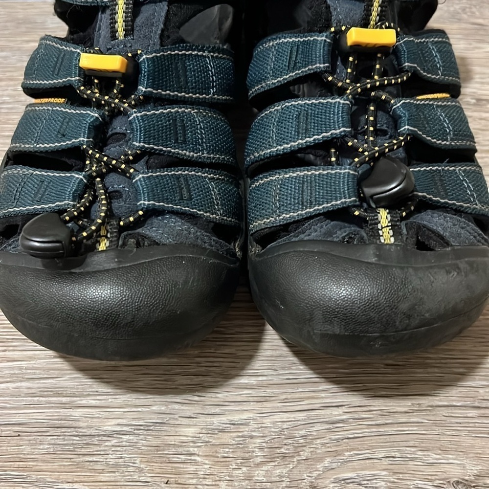 HOST PICK Keen Youth Sandals​​​​ - Picture 5 of 9